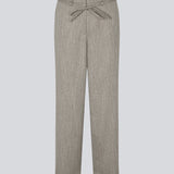 Bukser med lige ben og bindebånd i taljen. Popemd pants har en elastik i taljen og sidelommer. Modellen er 175 cm og har en str. S/36 på.