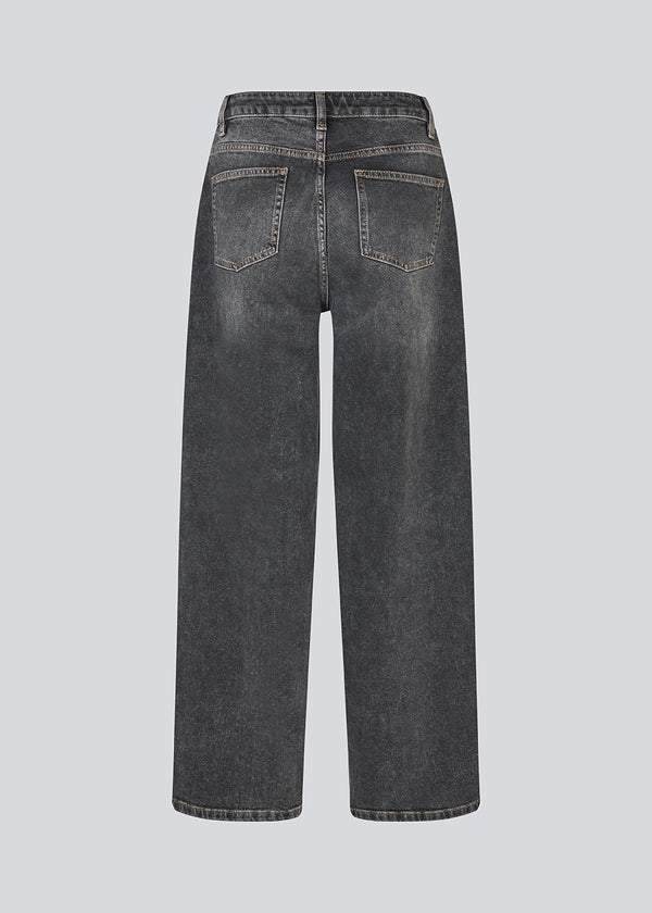 Jeans med vide I bomuldsdenim. Poppymd jeans har et vasket look, høj talje og for- og baglommer. Modellen er 175 cm og har en str. S/36 på.