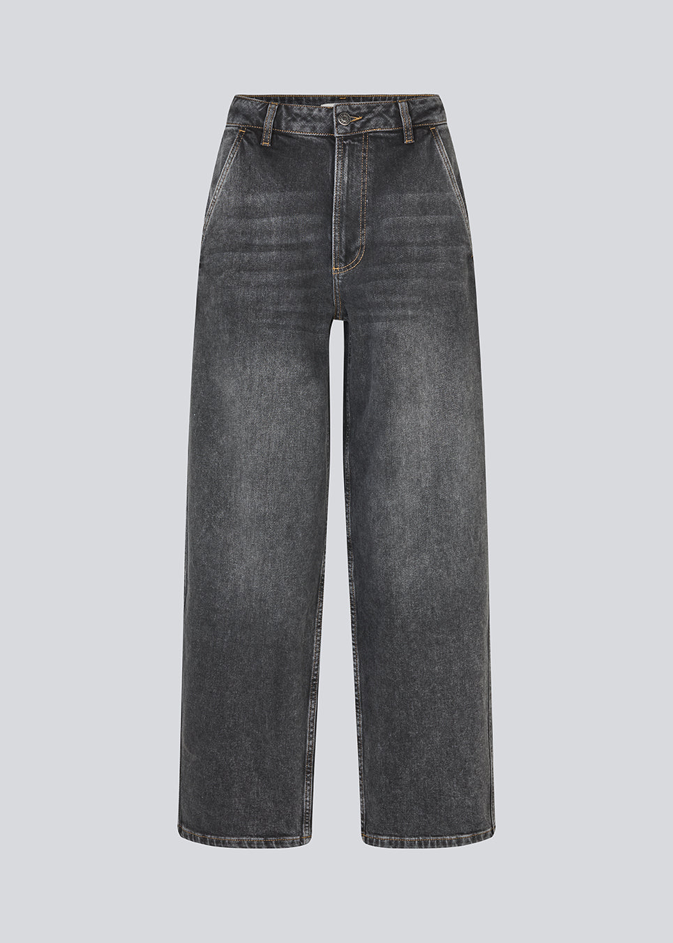 Jeans med vide I bomuldsdenim. Poppymd jeans har et vasket look, høj talje og for- og baglommer. Modellen er 175 cm og har en str. S/36 på.