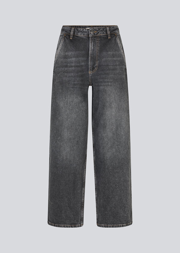 Jeans med vide I bomuldsdenim. Poppymd jeans har et vasket look, høj talje og for- og baglommer. Modellen er 175 cm og har en str. S/36 på.