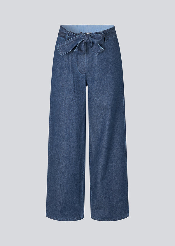 Bukser med brede ben og bindebånd i bomuldsdenim. Possymd pants har en elastik i taljen og sidelommer.&nbsp;