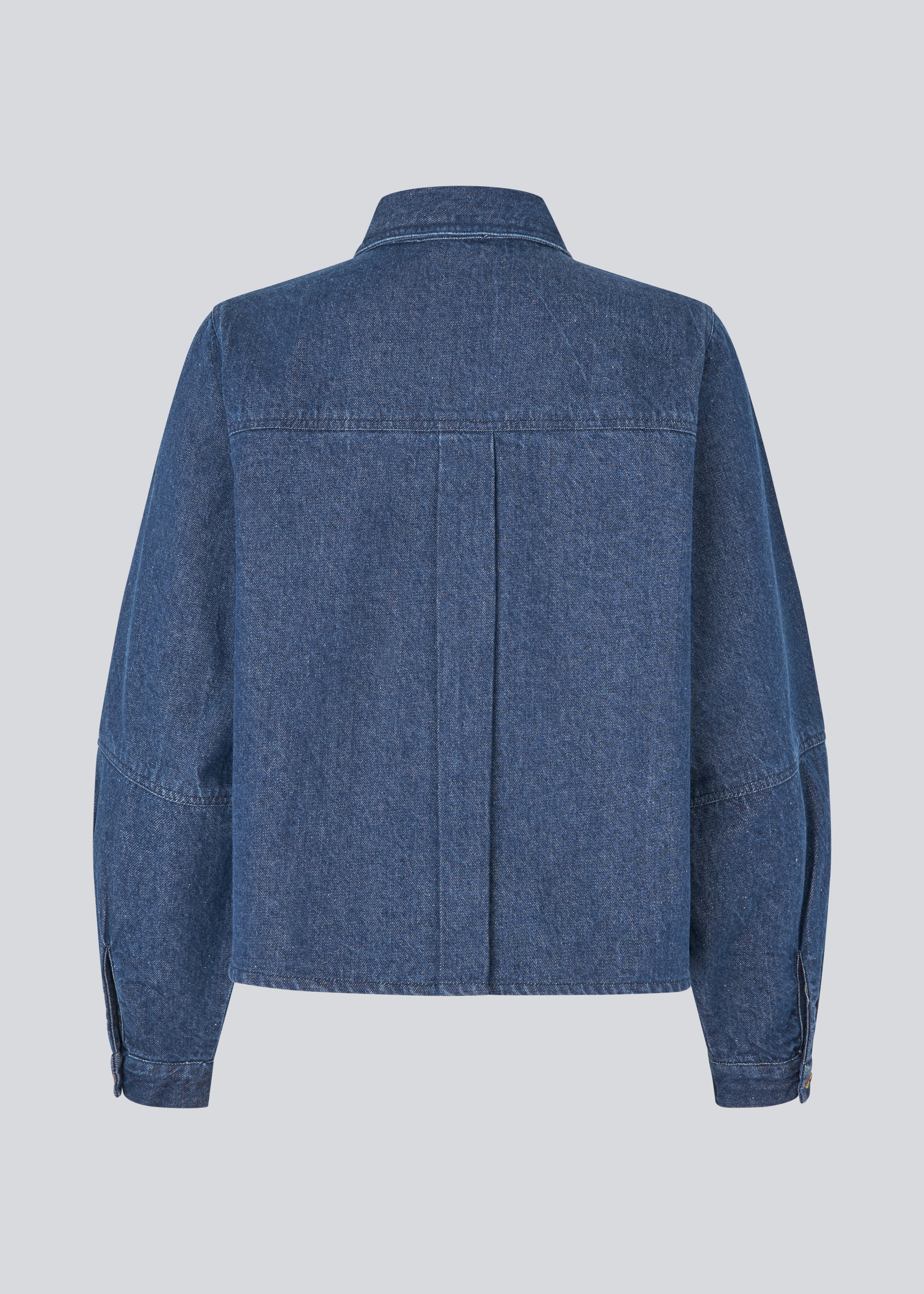 Løs skjorte i bomuldsdenim. Possymd shirt har en skjortekrave, knappelukning og en forlomme på brystet.&nbsp;
