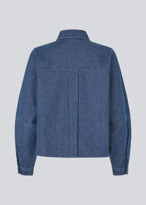 Løs skjorte i bomuldsdenim. Possymd shirt har en skjortekrave, knappelukning og en forlomme på brystet.&nbsp;