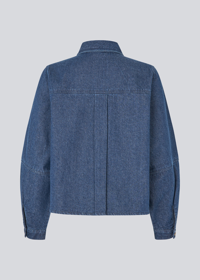 Løs skjorte i bomuldsdenim. Possymd shirt har en skjortekrave, knappelukning og en forlomme på brystet.&nbsp;