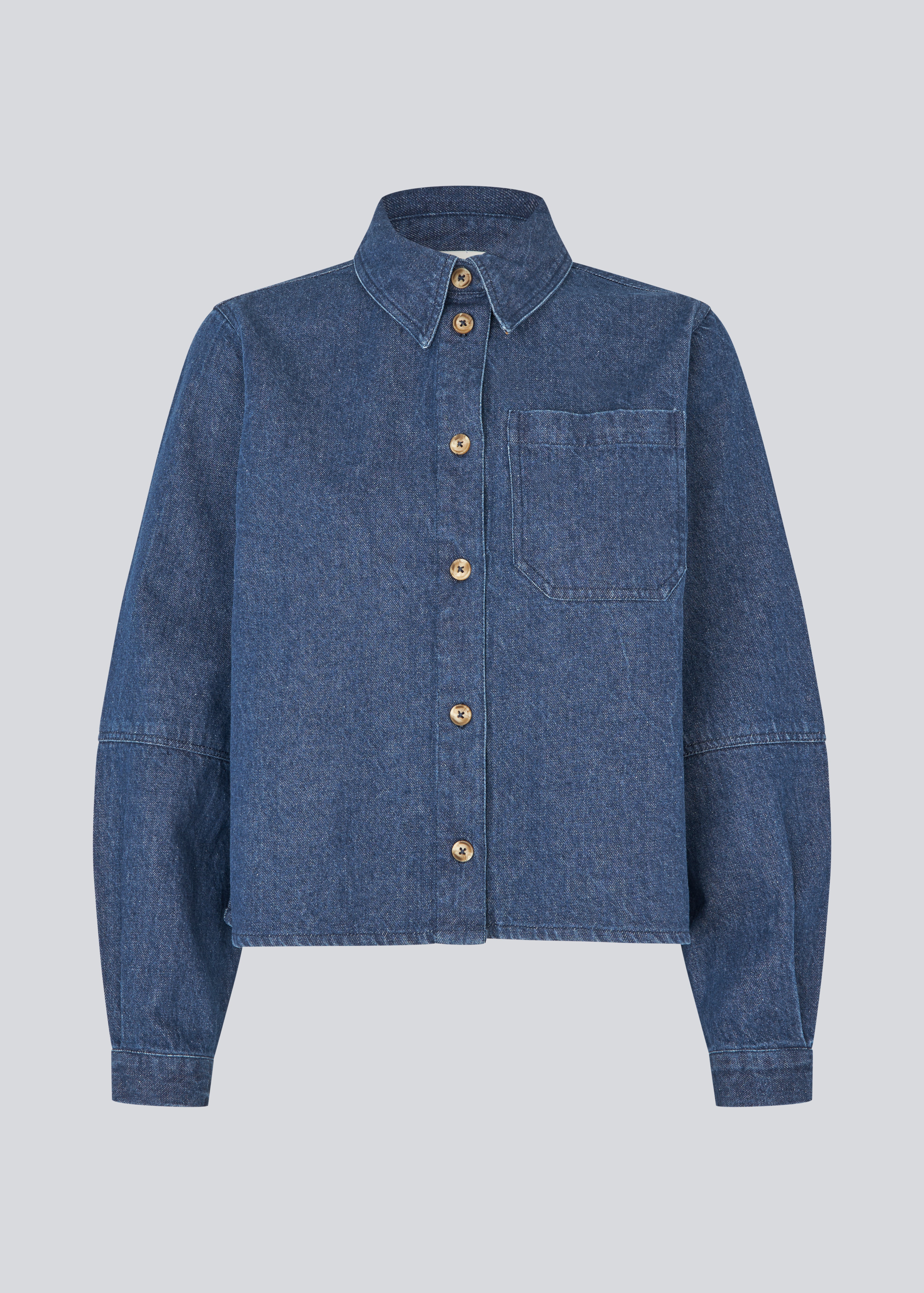 Løs skjorte i bomuldsdenim. Possymd shirt har en skjortekrave, knappelukning og en forlomme på brystet.&nbsp;