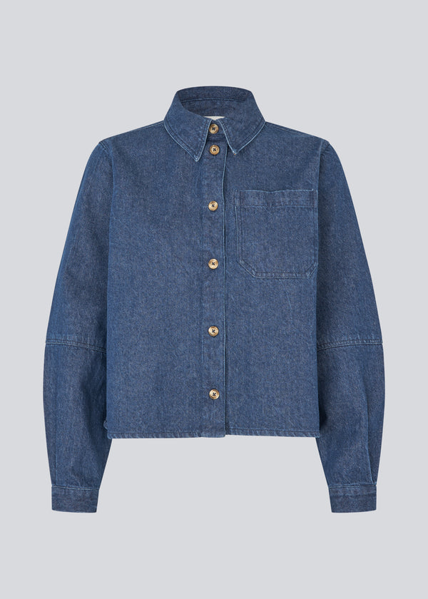 Løs skjorte i bomuldsdenim. Possymd shirt har en skjortekrave, knappelukning og en forlomme på brystet.&nbsp;