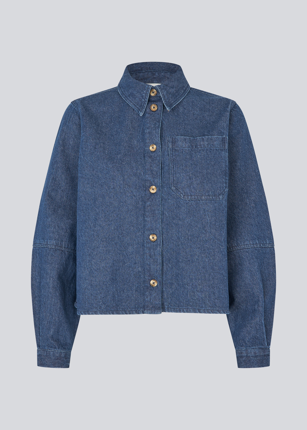 Løs skjorte i bomuldsdenim. Possymd shirt har en skjortekrave, knappelukning og en forlomme på brystet.&nbsp;