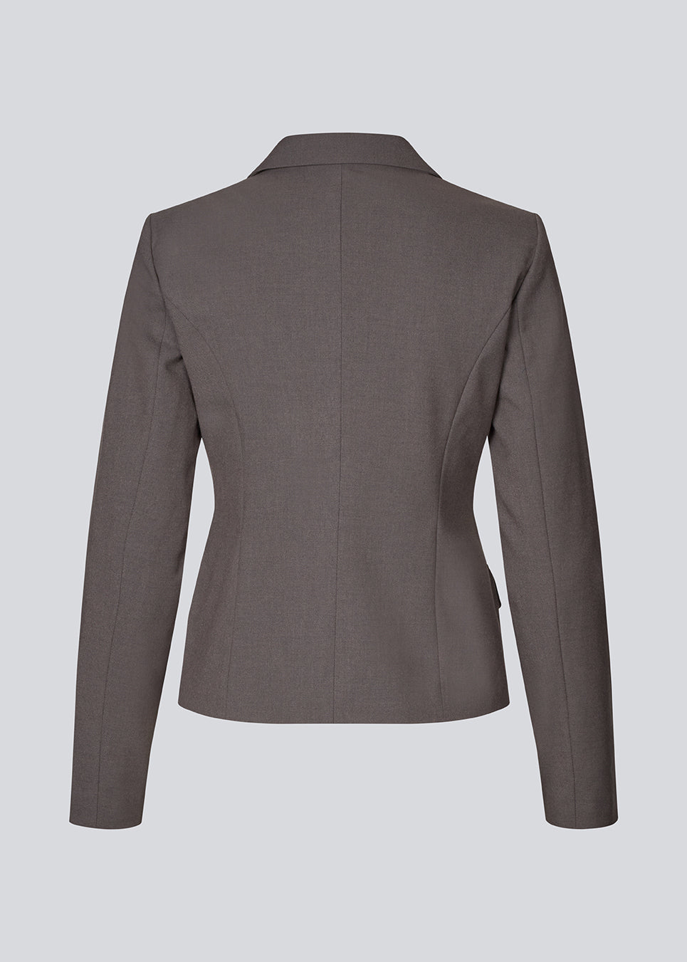 Grå kort figursyet blazer. Primrosemd blazer har knappelukning og to lommer fortil. Modellen er 175 cm og har en str. s/36 på.