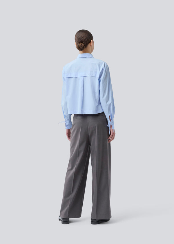 Grå lange habitbukser med brede ben. Primrosemd pants har pressefolder og sidelommer. Modellen er 175 cm og har en str. s/36 på.