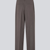 Grå lange habitbukser med brede ben. Primrosemd pants har pressefolder og sidelommer. Modellen er 175 cm og har en str. s/36 på.