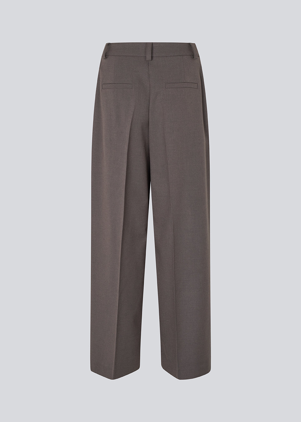 Grå lange habitbukser med brede ben. Primrosemd pants har pressefolder og sidelommer. Modellen er 175 cm og har en str. s/36 på.