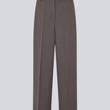 Grå lange habitbukser med brede ben. Primrosemd pants har pressefolder og sidelommer. Modellen er 175 cm og har en str. s/36 på.