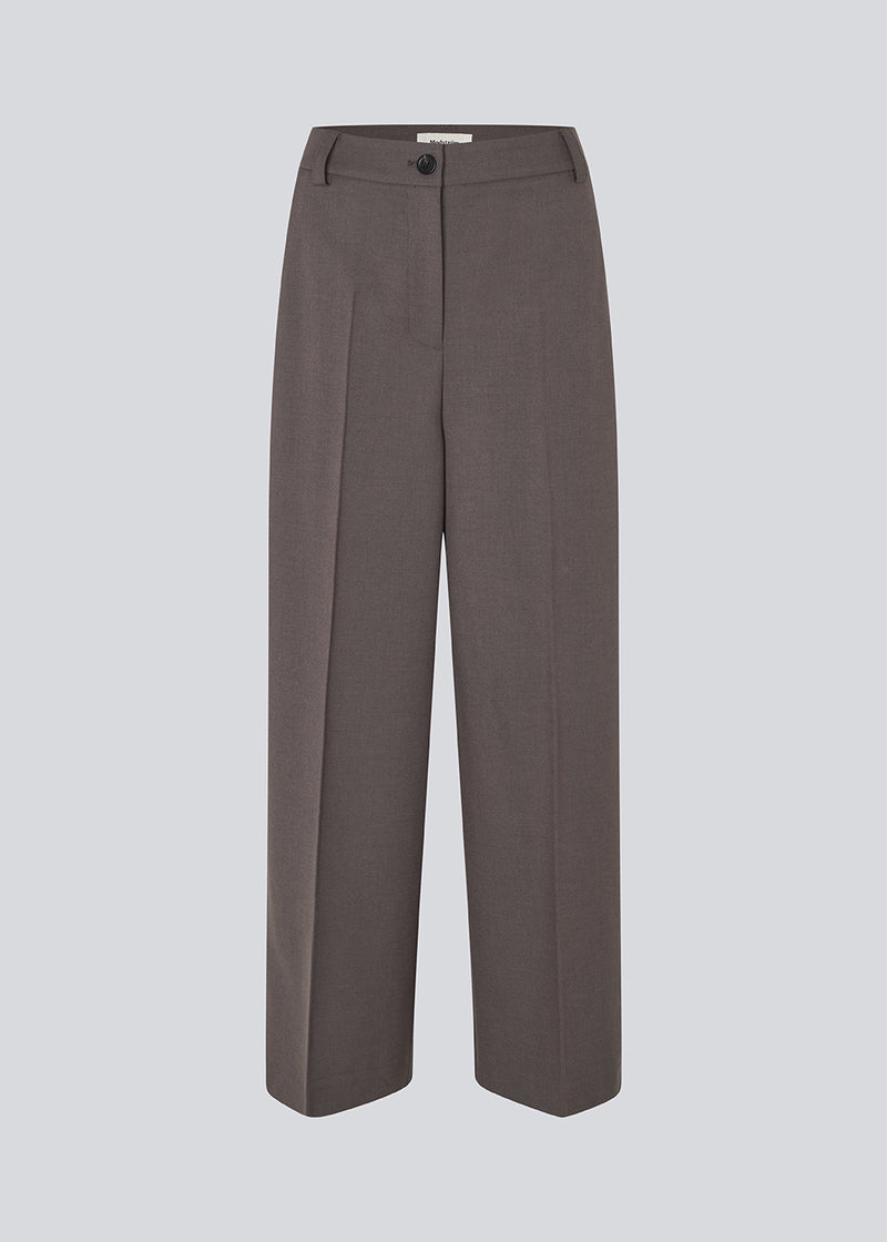 Grå lange habitbukser med brede ben. Primrosemd pants har pressefolder og sidelommer. Modellen er 175 cm og har en str. s/36 på.
