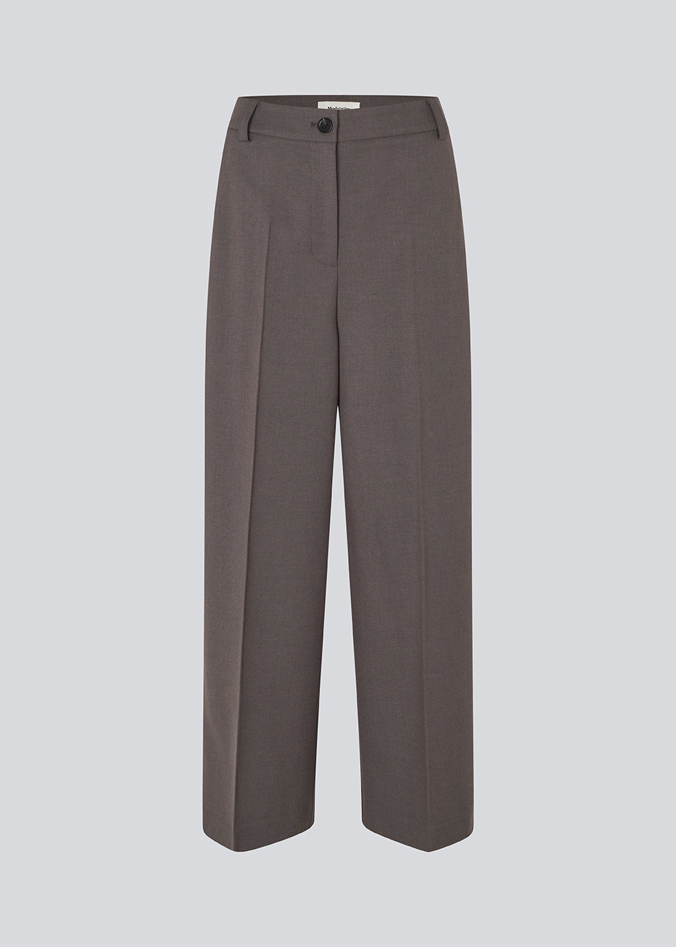 Grå lange habitbukser med brede ben. Primrosemd pants har pressefolder og sidelommer. Modellen er 175 cm og har en str. s/36 på.