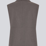 Grå løs vest med skjult knappelukning fortil. Primrosemd vest har en skjortekrave og to forlommer.&nbsp;