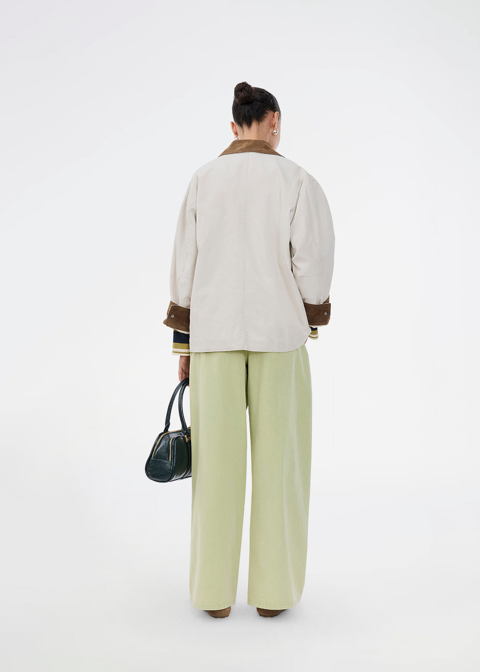 Jeans i grøn med vide I bomuldsdenim. Princessmd pants har en høj talje med elstik og for- og baglommer. Modellen er 175 cm og har en str. S/36 på.