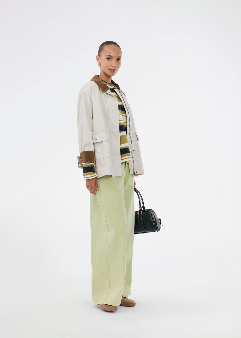 Jeans i grøn med vide I bomuldsdenim. Princessmd pants har en høj talje med elstik og for- og baglommer. Modellen er 175 cm og har en str. S/36 på.