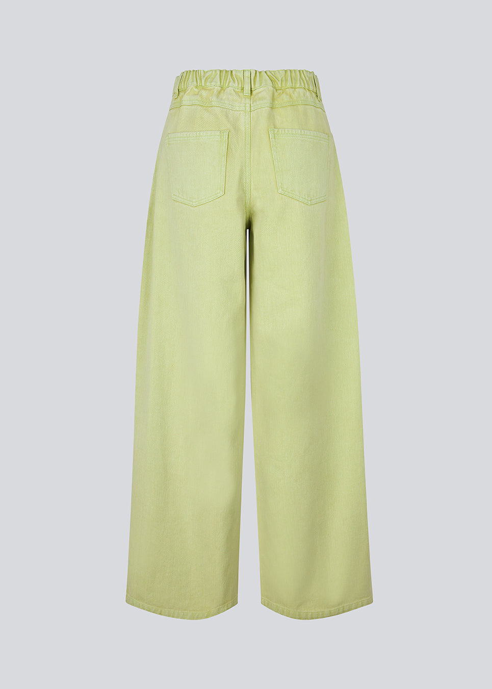 Jeans i grøn med vide I bomuldsdenim. Princessmd pants har en høj talje med elstik og for- og baglommer. Modellen er 175 cm og har en str. S/36 på.