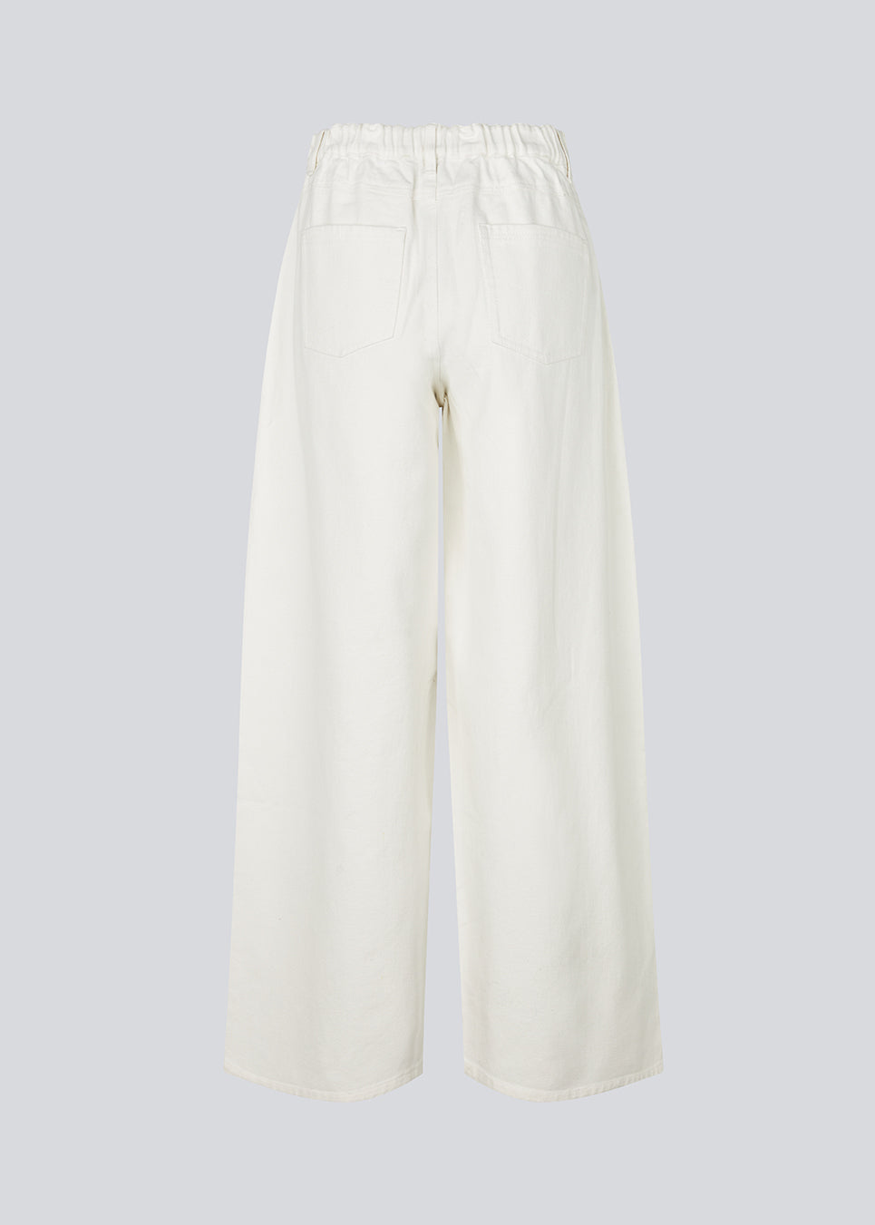 Jeans i hvid med vide I bomuldsdenim. Princessmd pants har en høj talje med elstik og for- og baglommer. Modellen er 175 cm og har en str. S/36 på.

Style bukserne med matchende jakke

Materiale:
100% Bomuld