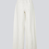 Jeans i hvid med vide I bomuldsdenim. Princessmd pants har en høj talje med elstik og for- og baglommer. Modellen er 175 cm og har en str. S/36 på.

Style bukserne med matchende jakke

Materiale:
100% Bomuld