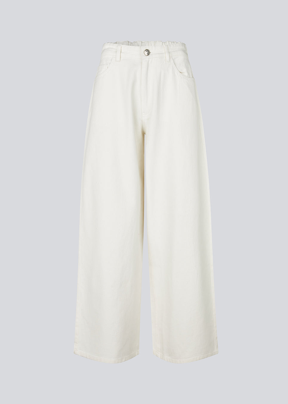 Jeans i hvid med vide I bomuldsdenim. Princessmd pants har en høj talje med elstik og for- og baglommer. Modellen er 175 cm og har en str. S/36 på.

Style bukserne med matchende jakke

Materiale:
100% Bomuld