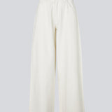 Jeans i hvid med vide I bomuldsdenim. Princessmd pants har en høj talje med elstik og for- og baglommer. Modellen er 175 cm og har en str. S/36 på.

Style bukserne med matchende jakke

Materiale:
100% Bomuld