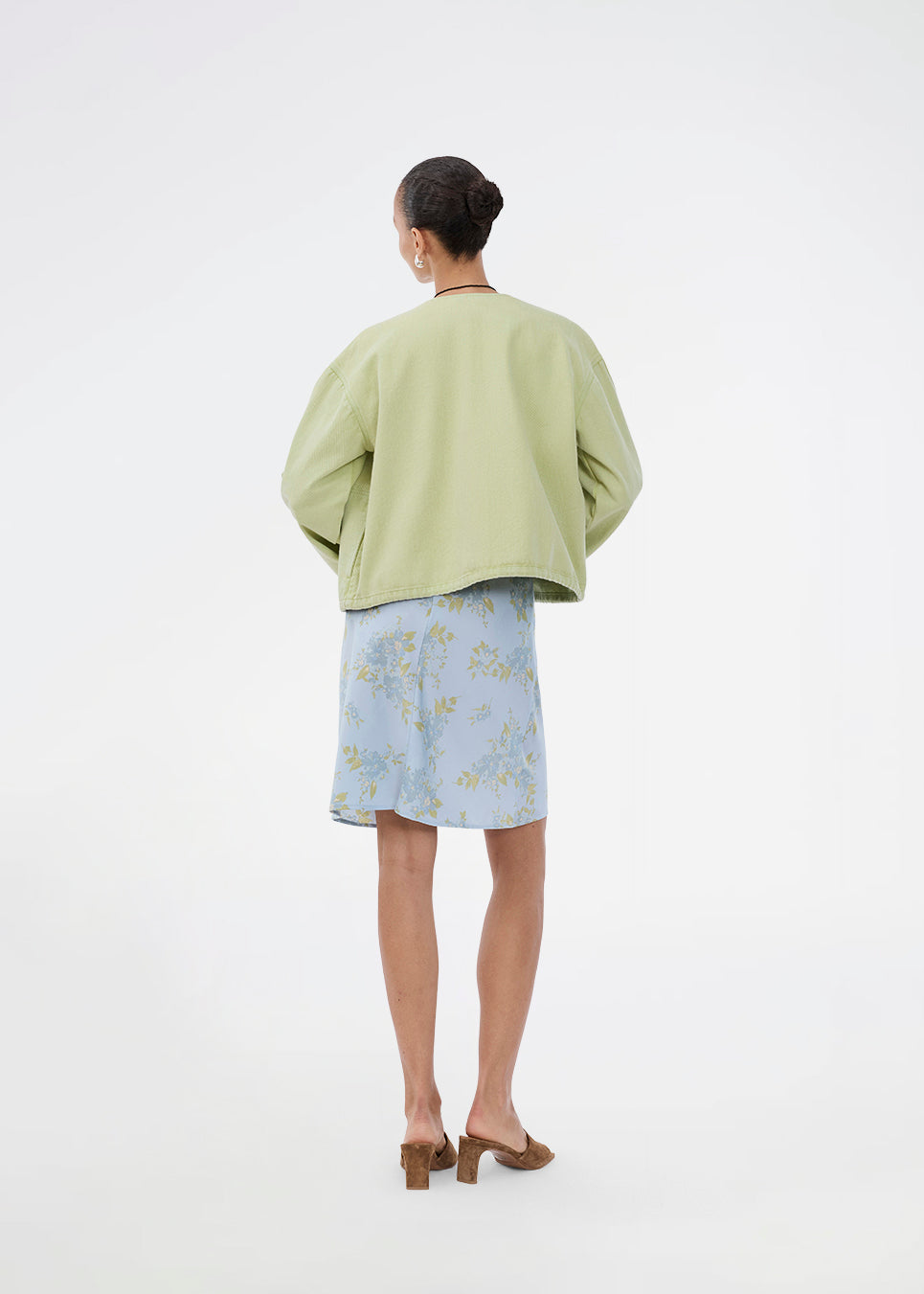 Jakke i grøn denim med en oversize pasform. Princessmd short jacket har lange brede ærmer, en rund hals og justerbar elastik i bunden. Modellen er 175 cm og har en str. S/36 på.


Style jakken med matchende bukser

Materiale:
100% Bomuld