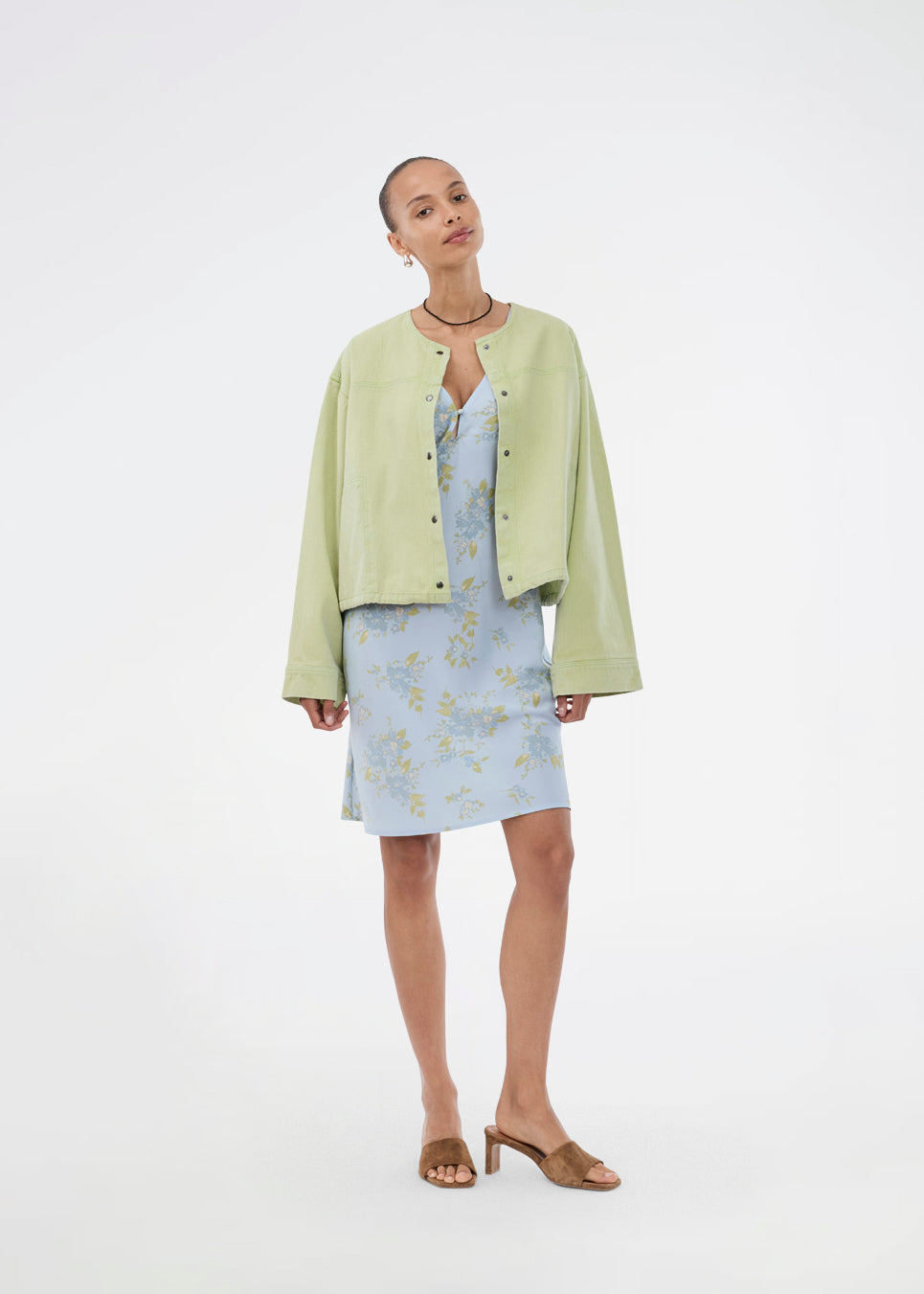 Jakke i grøn denim med en oversize pasform. Princessmd short jacket har lange brede ærmer, en rund hals og justerbar elastik i bunden. Modellen er 175 cm og har en str. S/36 på.


Style jakken med matchende bukser

Materiale:
100% Bomuld