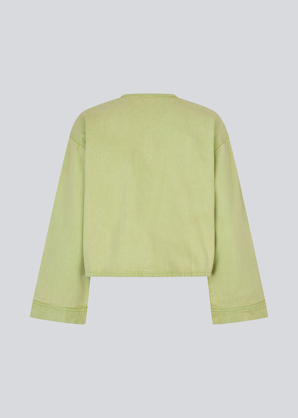 Jakke i grøn denim med en oversize pasform. Princessmd short jacket har lange brede ærmer, en rund hals og justerbar elastik i bunden. Modellen er 175 cm og har en str. S/36 på.


Style jakken med matchende bukser

Materiale:
100% Bomuld