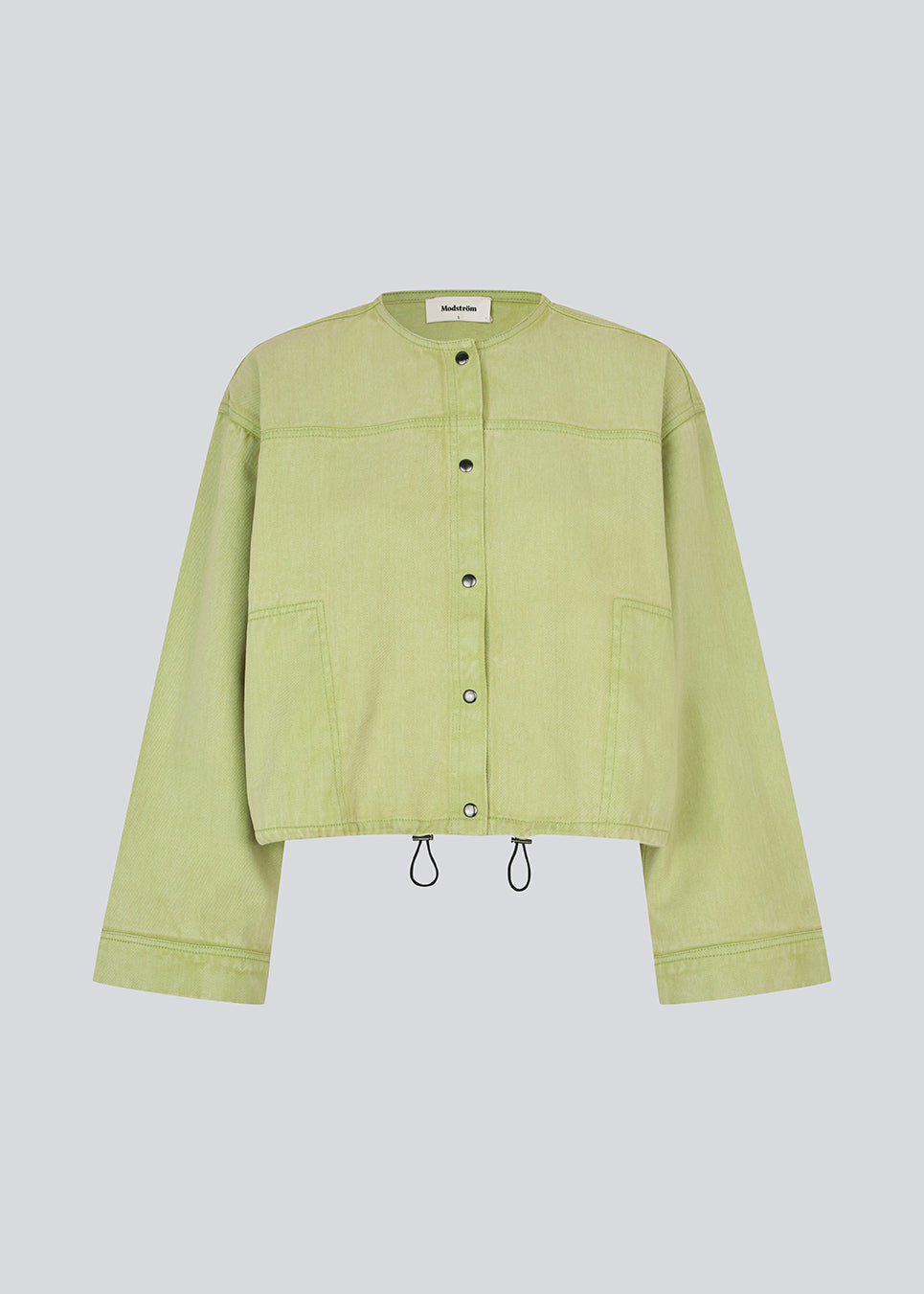 Jakke i grøn denim med en oversize pasform. Princessmd short jacket har lange brede ærmer, en rund hals og justerbar elastik i bunden. Modellen er 175 cm og har en str. S/36 på.