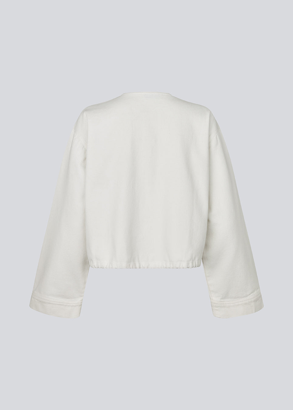 Jakke i hvid denim med en oversize pasform. Princessmd short jacket har lange brede ærmer, en rund hals og justerbar elastik i bunden. Modellen er 175 cm og har en str. S/36 på.


Style jakken med matchende bukser

Materiale:
100% Bomuld