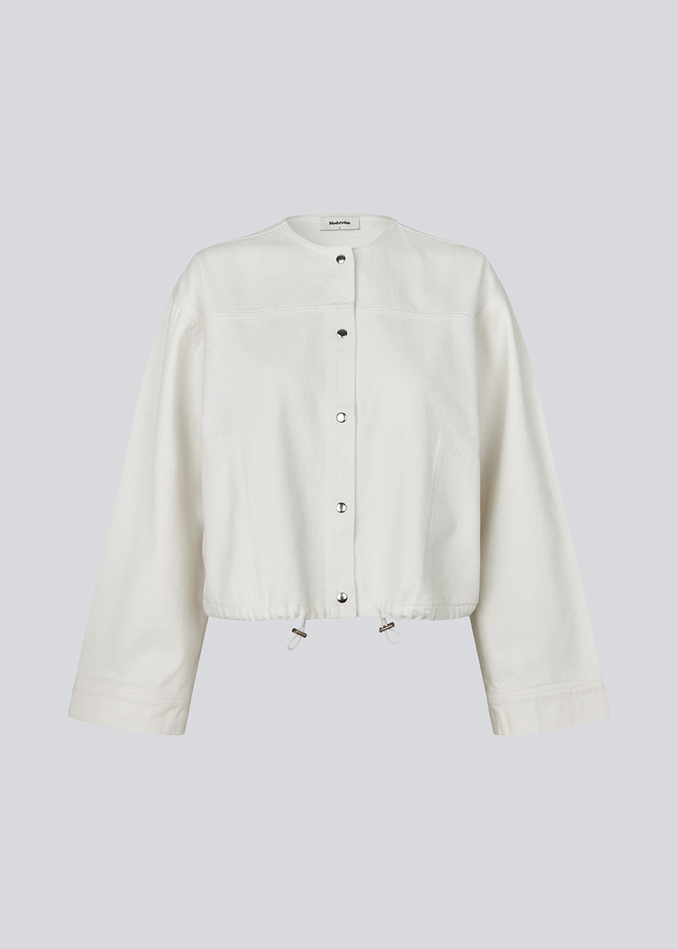 Jakke i hvid denim med en oversize pasform. Princessmd short jacket har lange brede ærmer, en rund hals og justerbar elastik i bunden. Modellen er 175 cm og har en str. S/36 på.


Style jakken med matchende bukser

Materiale:
100% Bomuld