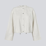 Jakke i hvid denim med en oversize pasform. Princessmd short jacket har lange brede ærmer, en rund hals og justerbar elastik i bunden. Modellen er 175 cm og har en str. S/36 på.


Style jakken med matchende bukser

Materiale:
100% Bomuld