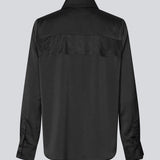 Løs skjorte i satin med blondedetalje på brystet. Prudencemd shirt har en skjortekrave og lange brede ærmer