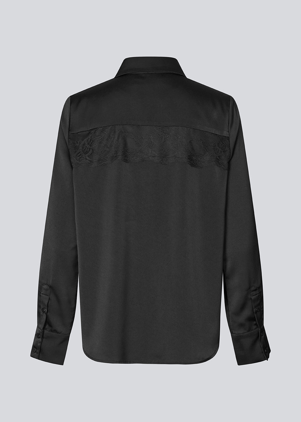 Løs skjorte i satin med blondedetalje på brystet. Prudencemd shirt har en skjortekrave og lange brede ærmer