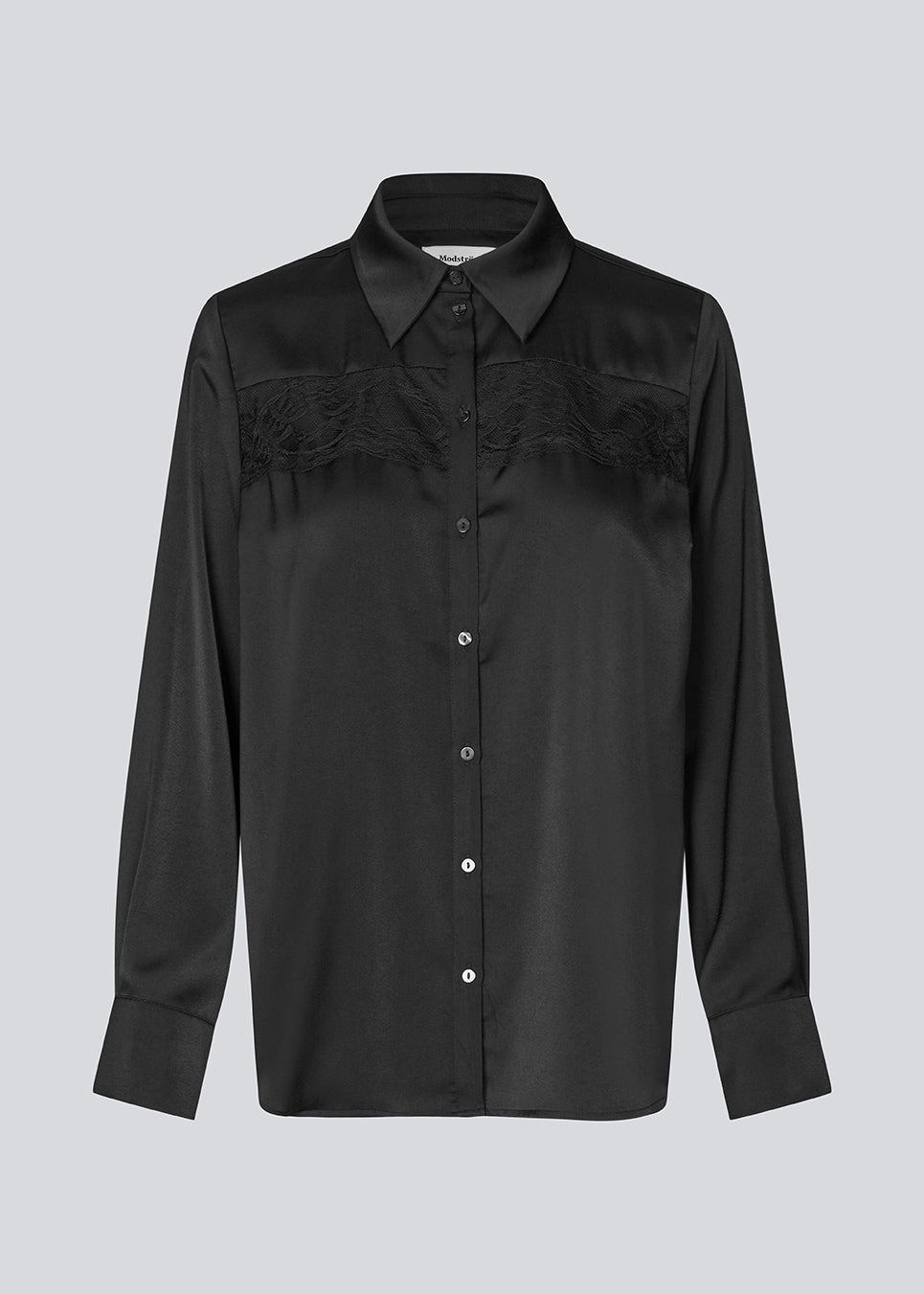 Løs skjorte i satin med blondedetalje på brystet. Prudencemd shirt har en skjortekrave og lange brede ærmer