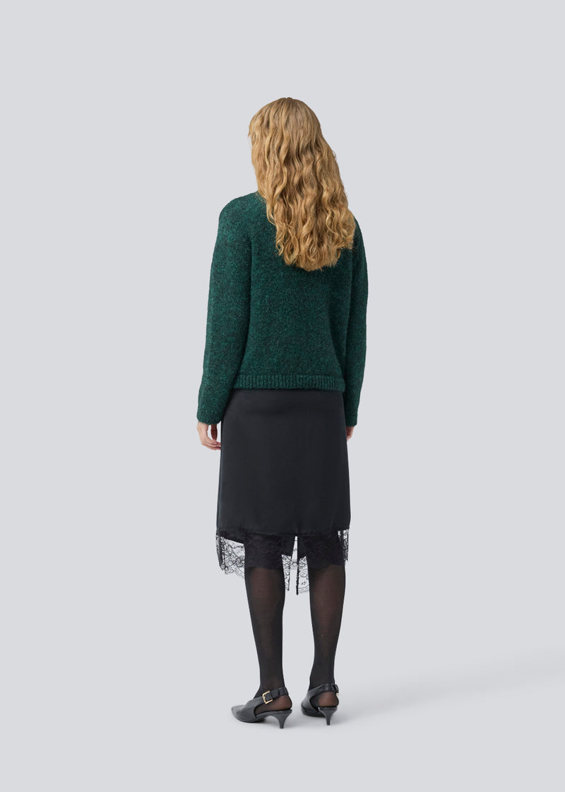 Mellem lang nederdel i satin med blondedetalje. Prudencemd skirt har en slids i siden og en elastisk i taljen. Modellen er 175 cm og har en str. s/36 på.