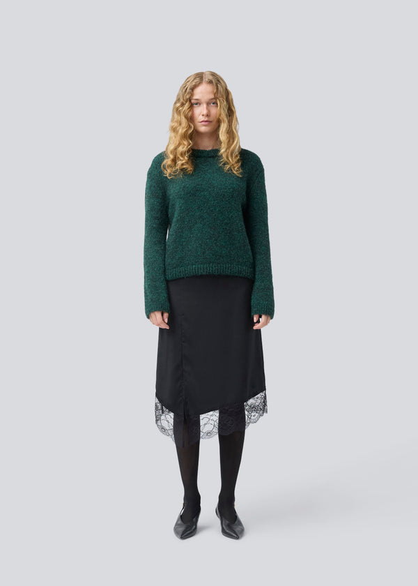 Mellem lang nederdel i satin med blondedetalje. Prudencemd skirt har en slids i siden og en elastisk i taljen. Modellen er 175 cm og har en str. s/36 på.