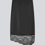 Mellem lang nederdel i satin med blondedetalje. Prudencemd skirt har en slids i siden og en elastisk i taljen. Modellen er 175 cm og har en str. s/36 på.
