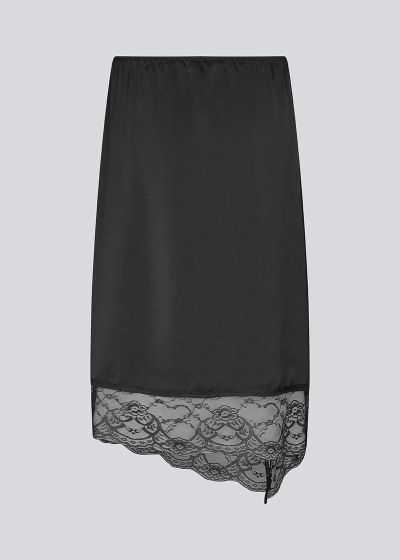 Mellem lang nederdel i satin med blondedetalje. Prudencemd skirt har en slids i siden og en elastisk i taljen. Modellen er 175 cm og har en str. s/36 på.