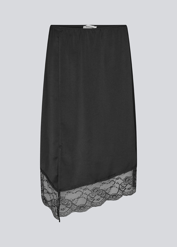 Mellem lang nederdel i satin med blondedetalje. Prudencemd skirt har en slids i siden og en elastisk i taljen. Modellen er 175 cm og har en str. s/36 på.