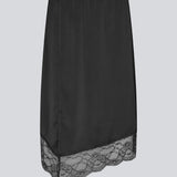 Mellem lang nederdel i satin med blondedetalje. Prudencemd skirt har en slids i siden og en elastisk i taljen. Modellen er 175 cm og har en str. s/36 på.