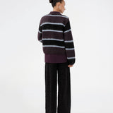 Blød strikket cardigan med striber. Rafaelmd stripe cardigan har rund hals og flotte metalknapper – en klassisk strik med et moderne twist.