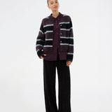 Blød strikket cardigan med striber. Rafaelmd stripe cardigan har rund hals og flotte metalknapper – en klassisk strik med et moderne twist.