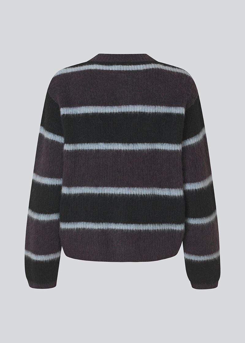 Blød strikket cardigan med striber. Rafaelmd stripe cardigan har rund hals og flotte metalknapper – en klassisk strik med et moderne twist.