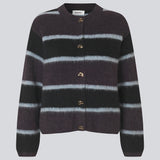 Blød strikket cardigan med striber. Rafaelmd stripe cardigan har rund hals og flotte metalknapper – en klassisk strik med et moderne twist.