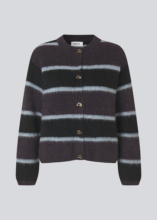 Blød strikket cardigan med striber. Rafaelmd stripe cardigan har rund hals og flotte metalknapper – en klassisk strik med et moderne twist.