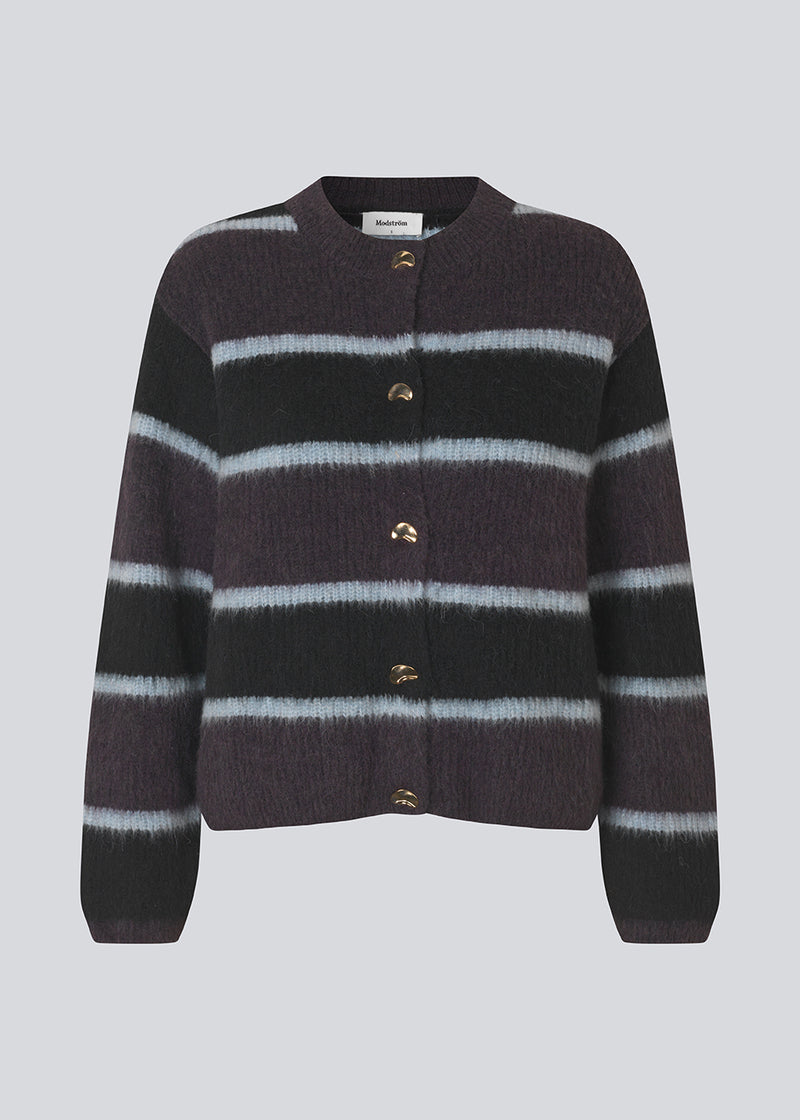 Blød strikket cardigan med striber. Rafaelmd stripe cardigan har rund hals og flotte metalknapper – en klassisk strik med et moderne twist.