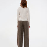 Ribstrikket cardigan med høj hals. Raulmd rollneck cardigan er tætsiddende, stilren og lukkes med lynlås foran – perfekt til et moderne hverdagslook.