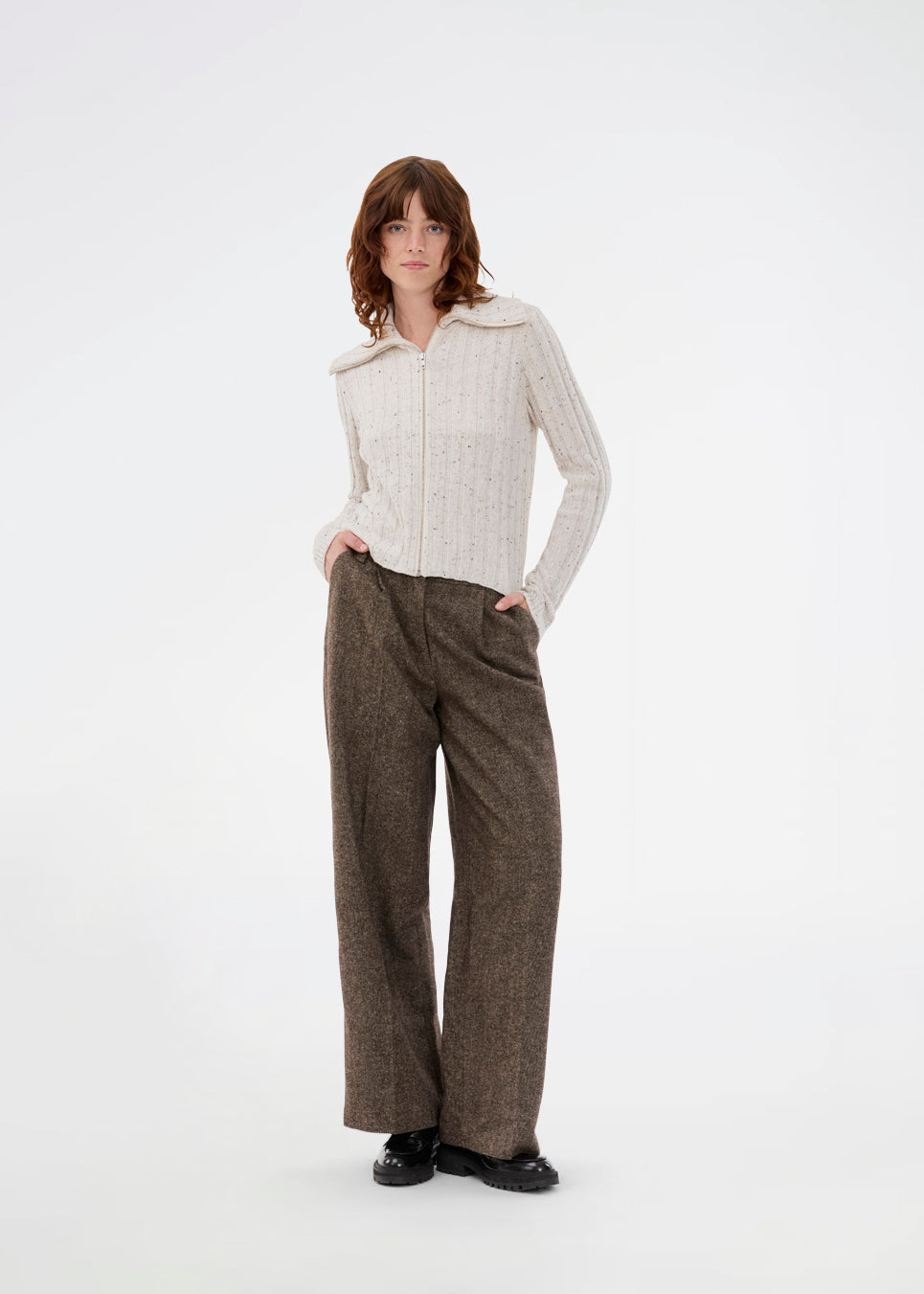 Ribstrikket cardigan med høj hals. Raulmd rollneck cardigan er tætsiddende, stilren og lukkes med lynlås foran – perfekt til et moderne hverdagslook.
